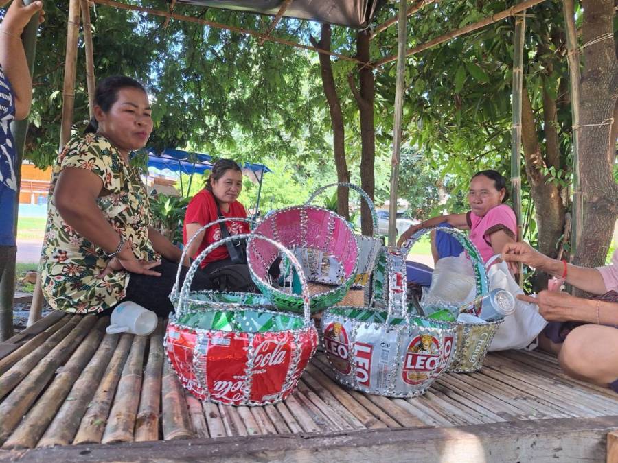 กิจกรรม การสร้างอาชีพ และเริ่มรายได้ให้กับประชาชน การทำตะกร้าจากอลูมิเนียม (กลุ่มธนาคารขยะรีไซเคิล)